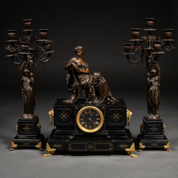 Importante reloj de sobremesa francés con guarnición de candelabros en bronce pavonado y mármol negro del siglo XIX
