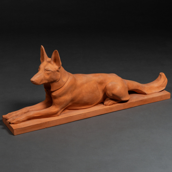 &quot;Perro tumbado&quot; Escultura de bulto redondo en terracota. MAX LE VERRIER(1891-1973)