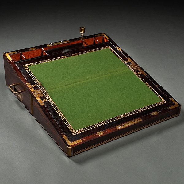 Caja escritorio de viaje en madera de nogal del Siglo XIX 