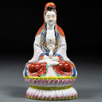 &quot;Guanyin sobre flor de loto&quot; Figura en porcelana china familia rosa época República(1911-49)