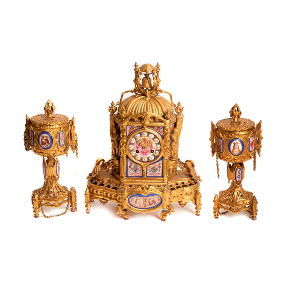 Reloj de sobremesa con guarnición en bronce y placas de porcelana representando monarcas, dragones y ángeles, fles. del s.XIX. 