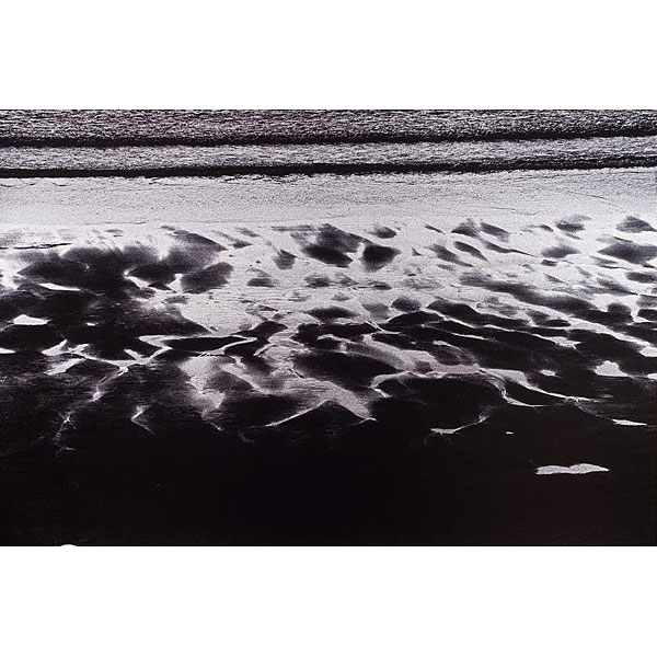 Alberto Schommer.  "Restos de mar. Paisajes negros (2006)". Fotografía. 