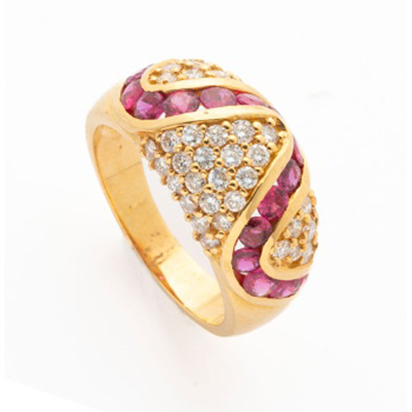 Sortija en oro amarillo con fila de rubíes formando ola y cuajado de diamantes talla brillante con un peso total de 0,80 cts.
