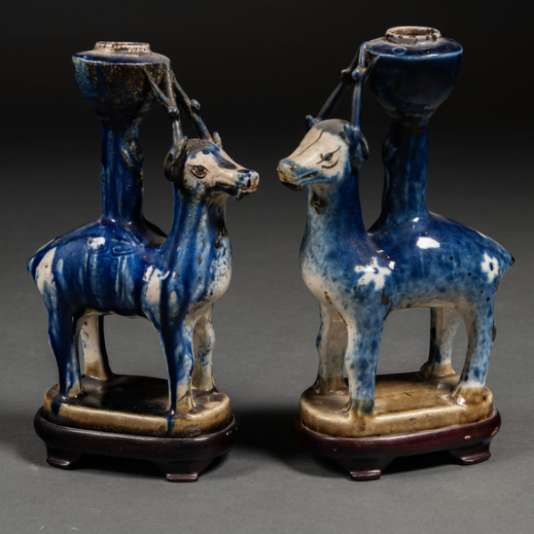 Pareja de candeleros en forma de animal en cerámica vidriada color azul. Trabajo Chino, Finales del S. XIX- XX