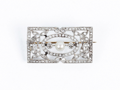 Alfiler antiguo &#039;art decó&#039; en montura rectangular de oro blanco o platino, diseño calado decorado en filas de diamantes