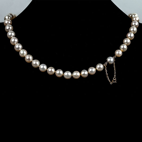 Collar de 45 perlas australianas esféricas, de bello oriente, en ligera disminución del centro a las puntas (12 mm - 9 mm.).