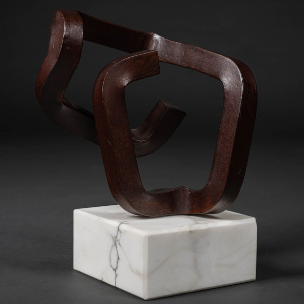 JOSE MANUEL ALBERDI (Guipúzcoa, 1922-2008). Escultura en hierro con base de mármol blanco.
