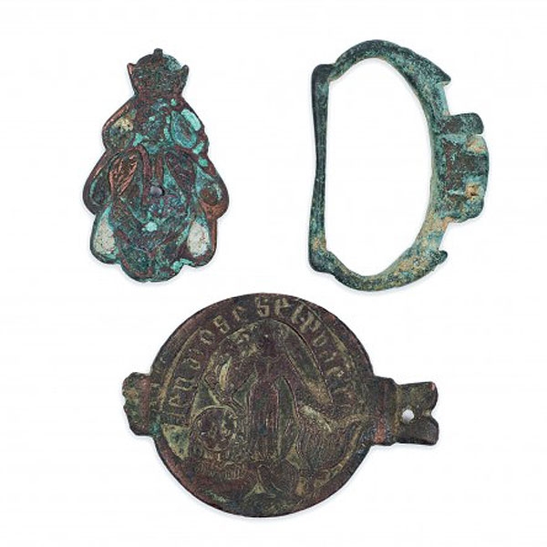 Tres piezas medievales en cobre. Ss. XIV-XV.