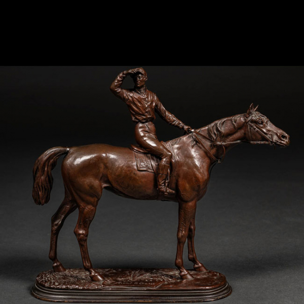 Escultura de hombre sobre caballo, en bronce o metal.