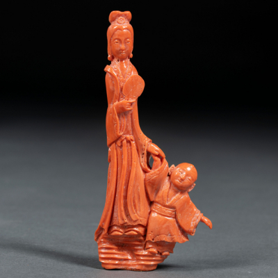 &quot;Dama con Pay-Pay y niño&quot; Figura china en coral rojo. Primer tercio del siglo XX