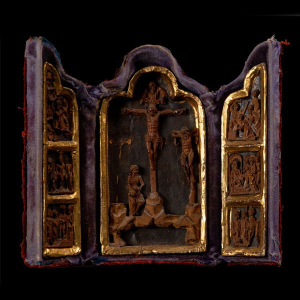 Raro Tríptico de Viaje mexicano con caja en terciopelo y tallado en madera, trabajo colonial del siglo XVII. 