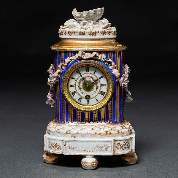 Reloj de mesa estilo Luís XVI en porcelana esmaltada