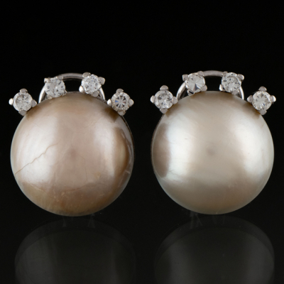 Pareja de pendientes Vintage en oro blanco de 18 kt con perla japonesa y ocho brillantes.