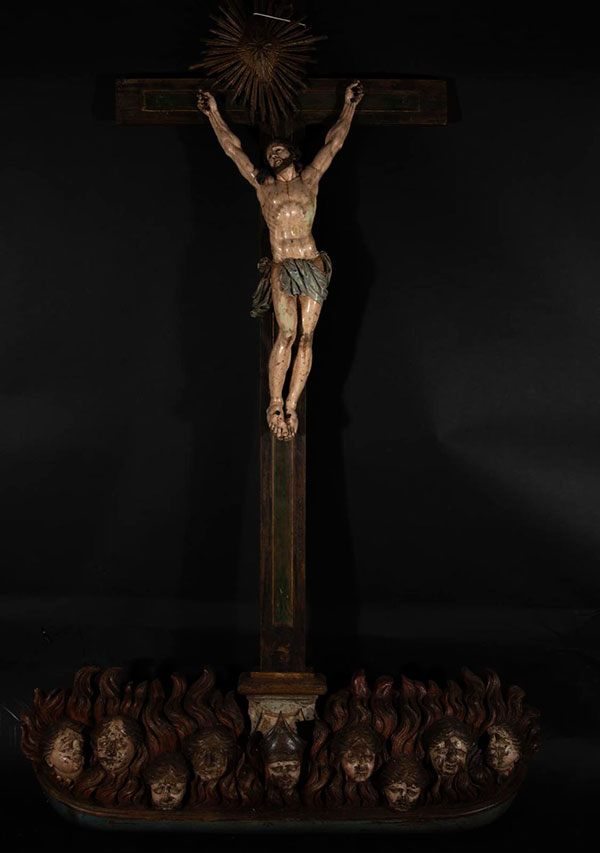 Magnífico Gran Cristo en Calvario colonial de Goa del siglo XVII, trabajo colonial portugués del Sur de la India. 