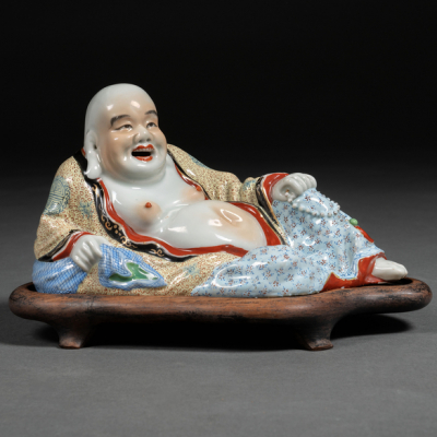 &quot;Buda de la felicidad reclinado&quot; Figura en porcelana china de los años 50-60.