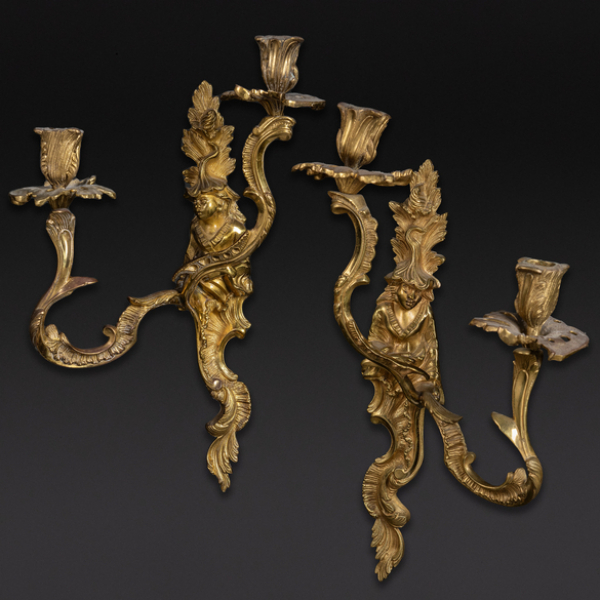 Pareja de apliques chinescos de dos luces en bronce dorado del siglo XX