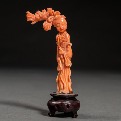 &quot;Dama con Flores&quot; Figura realizada en coral rojo, trabajo Chino, Primer tercio del siglo XX