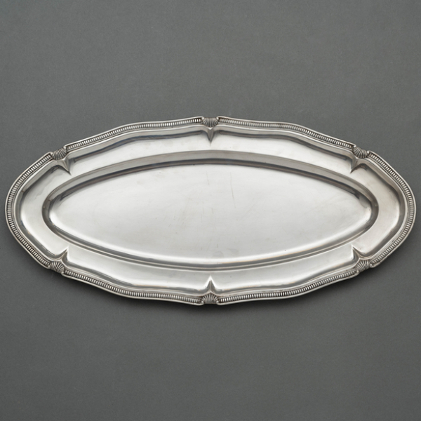 Fuente oval ingleteado en plata española y punzonada. S. XX