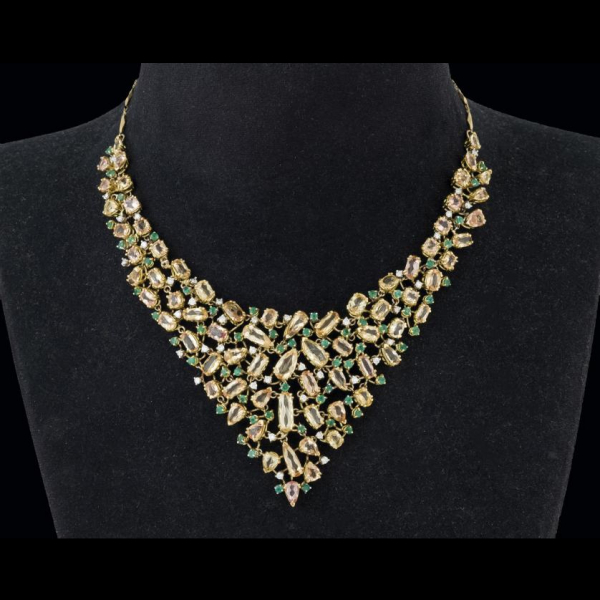 Collar de oro 18 k. con topacios, esmeraldas y diamantes.