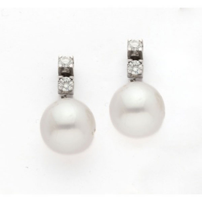Pendientes largos en oro blanco con 2 diamantes talla brillante y perlas australianas.