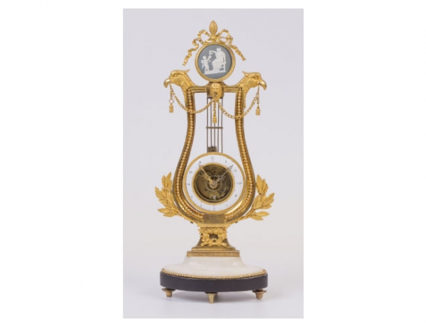 Reloj francés lira en bronce dorado época Luis XVIII 1820