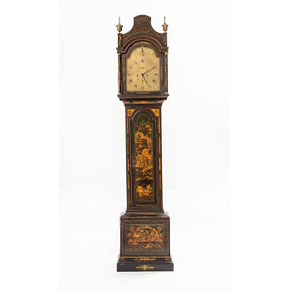 Reloj de pie oriental en madera lacada y dorada con decoración de escenas costumbristas. Diego Evans. Bolsa Real. Londres. S. XVIII