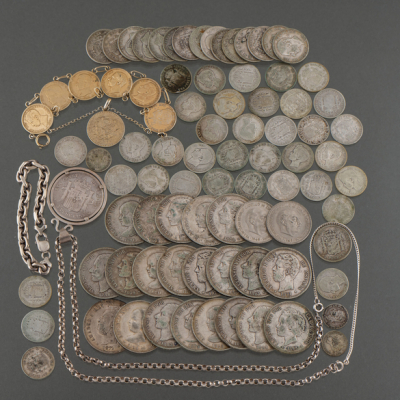 Conjunto de pulsera de siete monedas de plata dorada, pulsera de eslabones de plata y monedas de plata.