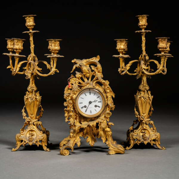 Reloj de sobremesa francés estilo Luís XV con guarnición de candelabros de cinco luces del siglo XIX