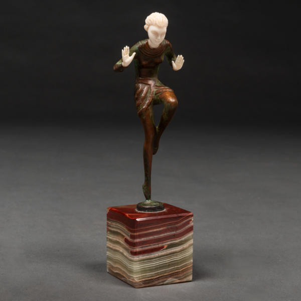 "Equilibrista" Figura crisolefantina en bronce y marfil tallado. Siglo XX 