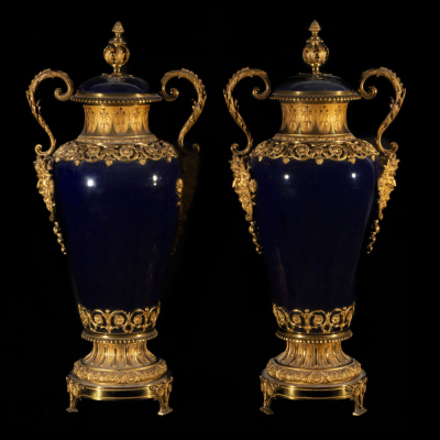 Pareja de Grandes Jarrones de Sevres en porcelana &quot;Bleu Celeste&quot; del siglo XIX. 