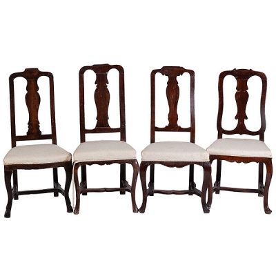 Cuatro sillas españolas de nogal 
