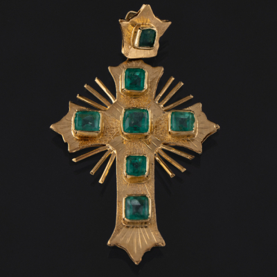 Colgante en forma de cruz en oro amarillo de 18 kt con esmeraldas.