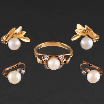 Conjunto de anillo y dos parejas de pendientes en oro amarillo de 18 kt de perla cultivada.
