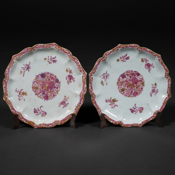 Pareja de platos en porcelana china compañía de Indias familia rosa del siglo XVIII