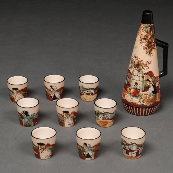 Licorera y conjunto de 8 vasos en porcelana de Ciboure, representando escenas del País Vasco.