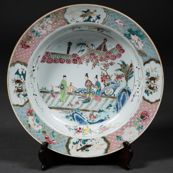 Gran fuente en porcelana china familia rosa Compañía de Indias del siglo XVIII.