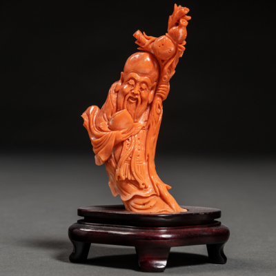 &quot;Sabio de la Antigüedad&quot; Figura china realizada en coral rojo. Primer tercio del siglo XX