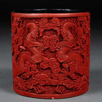 Bote de pinceles chino en laca roja color cinabrio. Trabajo Chino, Siglo XX