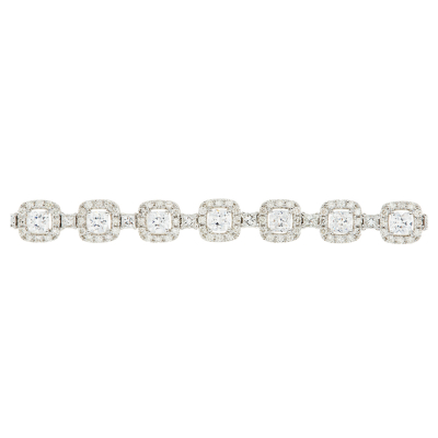 Pulsera en oro blanco con rosetones de zafiros blancos orlados por diamantes talla brillante y unidos entre sí por diamante talla princesa.