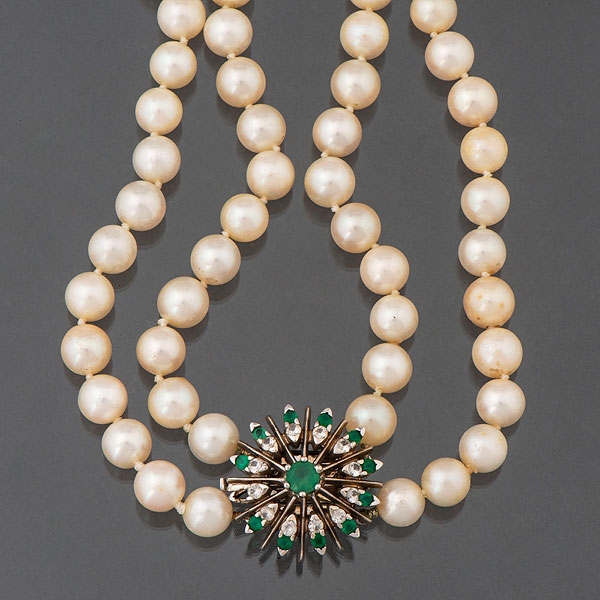 Collar de perlas cultivadas de dos vueltas con cierre en oro blanco de 18 kt.