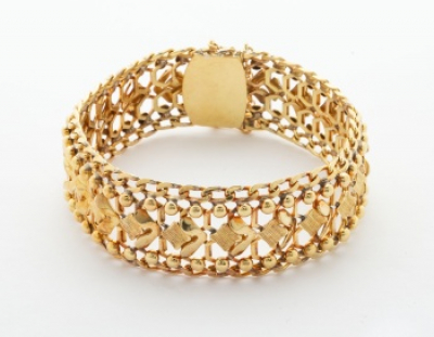 Pulsera en oro amarillo mate y brillo calado con decoración geométrica y perlas.