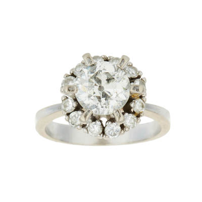 Sortija rosetón en oro blanco con diamante central talla brillante antigua y orla de diamantes talla 8/8.