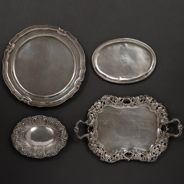 Conjunto de cuatro bandejas en plata y punzonada del siglo XX.