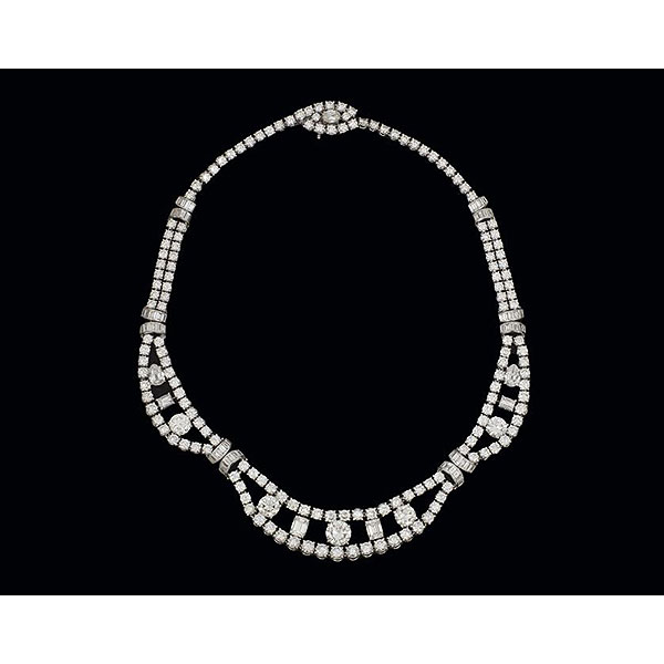Gran collar de oro blanco de 18 K. con diamantes talla esmeralda (3,23 cts.)