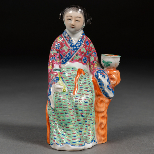 "Dama con vasija" Figura en porcelana china época República (1911-1949)