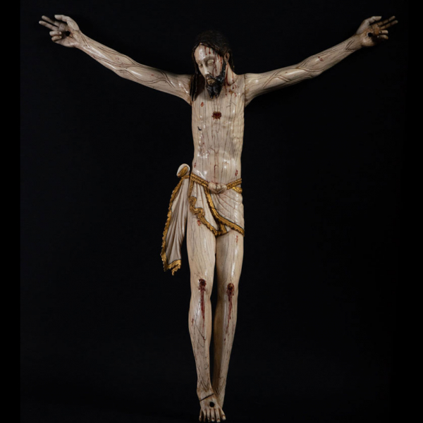 Excepcional Cristo de Ceilán en Marfil, trabajo colonial portugués de finales del siglo XVI, Ceilán, colonias Portuguesas del Sur de la India, acompaña CITES. 