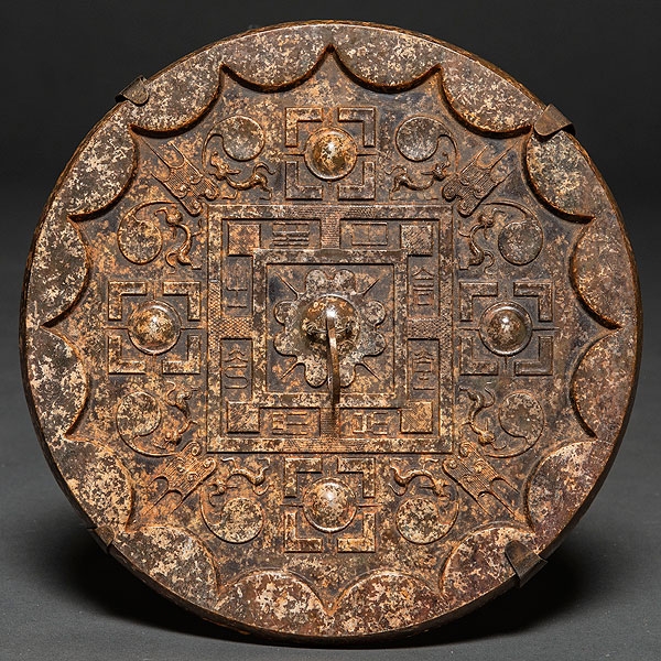 Espejo Chino circular realizado en piedra dura tallada. Trabajo Chino, Siglo XX