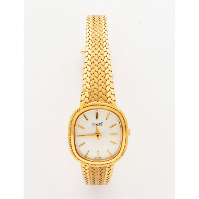 Reloj de señora con caja y pulsera en oro amarillo marca Piaget con esfera blanca.