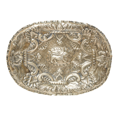 Bandeja en plata española punzonada con contrastes de Madrid con decoración repujada de roleos, acantos, veneras y león, s.XVIII.