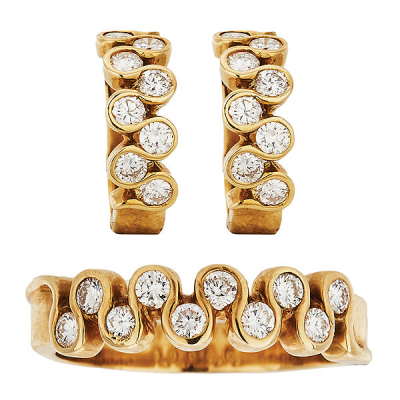 Juego de pendientes media criolla y sortija diseño ondulado en oro con diamantes talla brillante 
